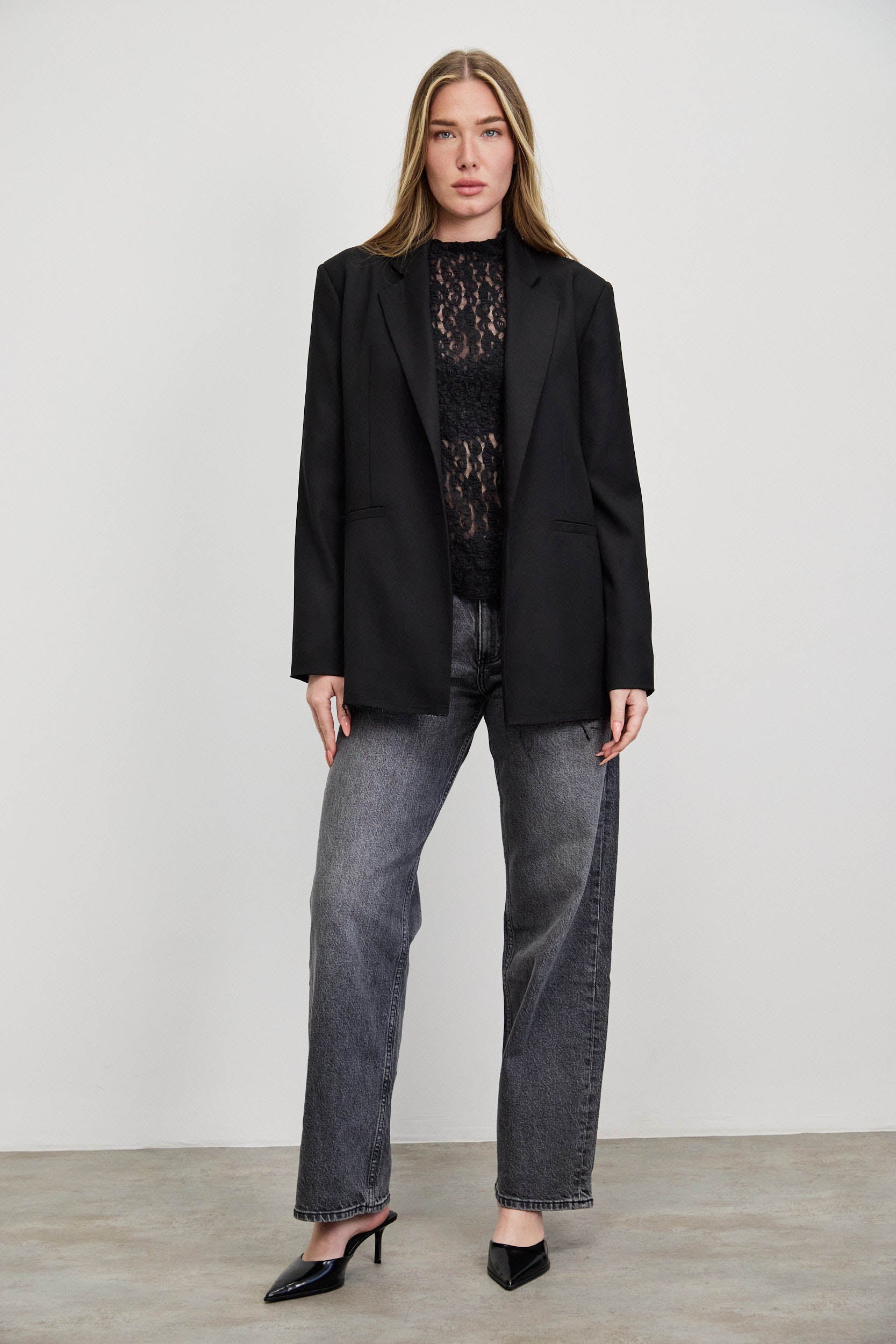 חולצת תחרה איטלקית שחור