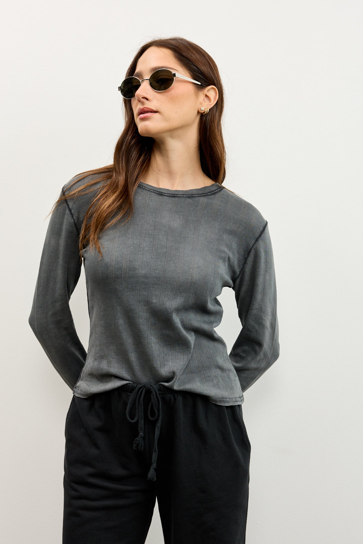 חולצת בייסיק ניקי בלה אפור כהה