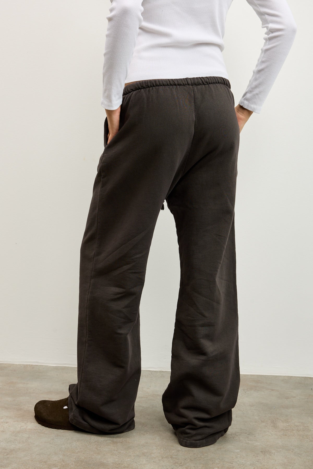 מכנסי טרנינג בייסיק בגזרה ישרה חום