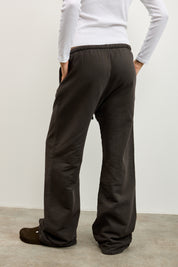 מכנסי טרנינג בייסיק בגזרה ישרה חום