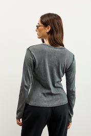 חולצת בייסיק ניקי בלה אפור כהה