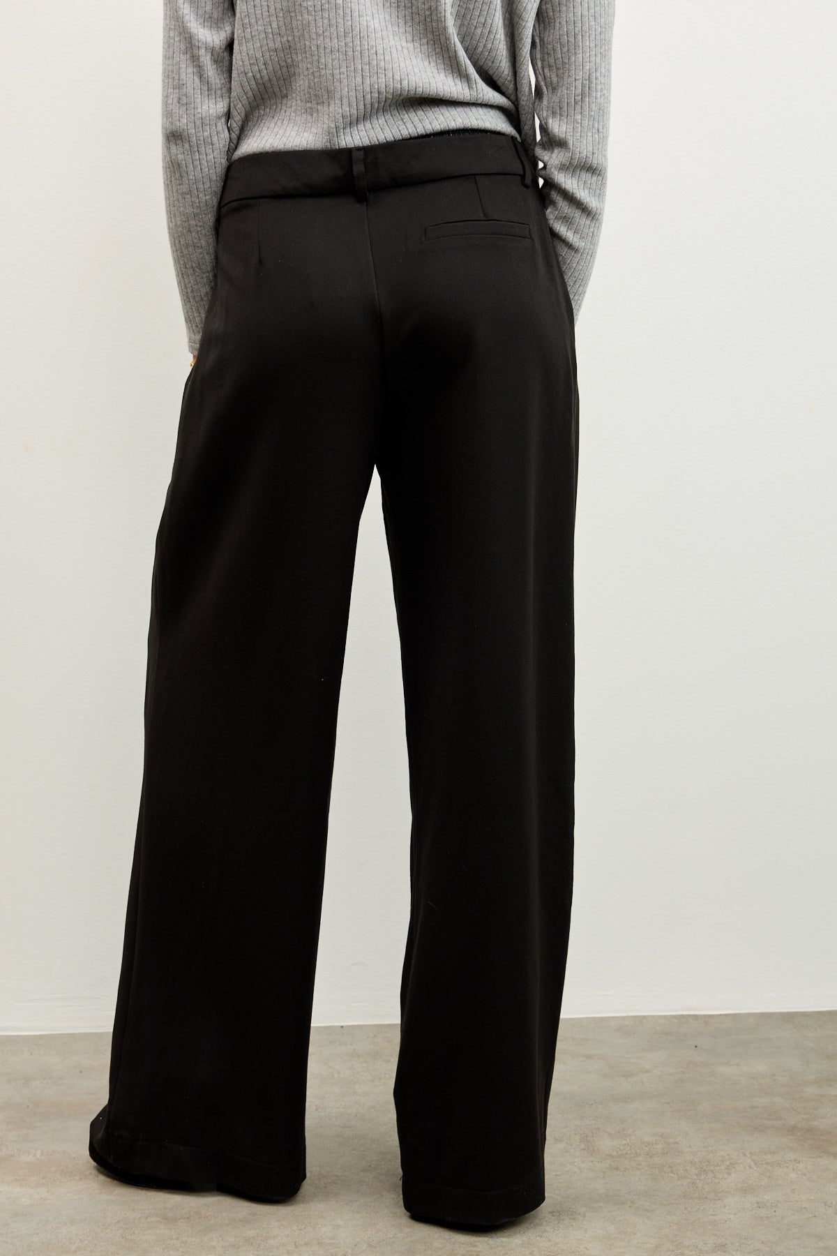 מכנס לומינה מחויט בוקסר שחור