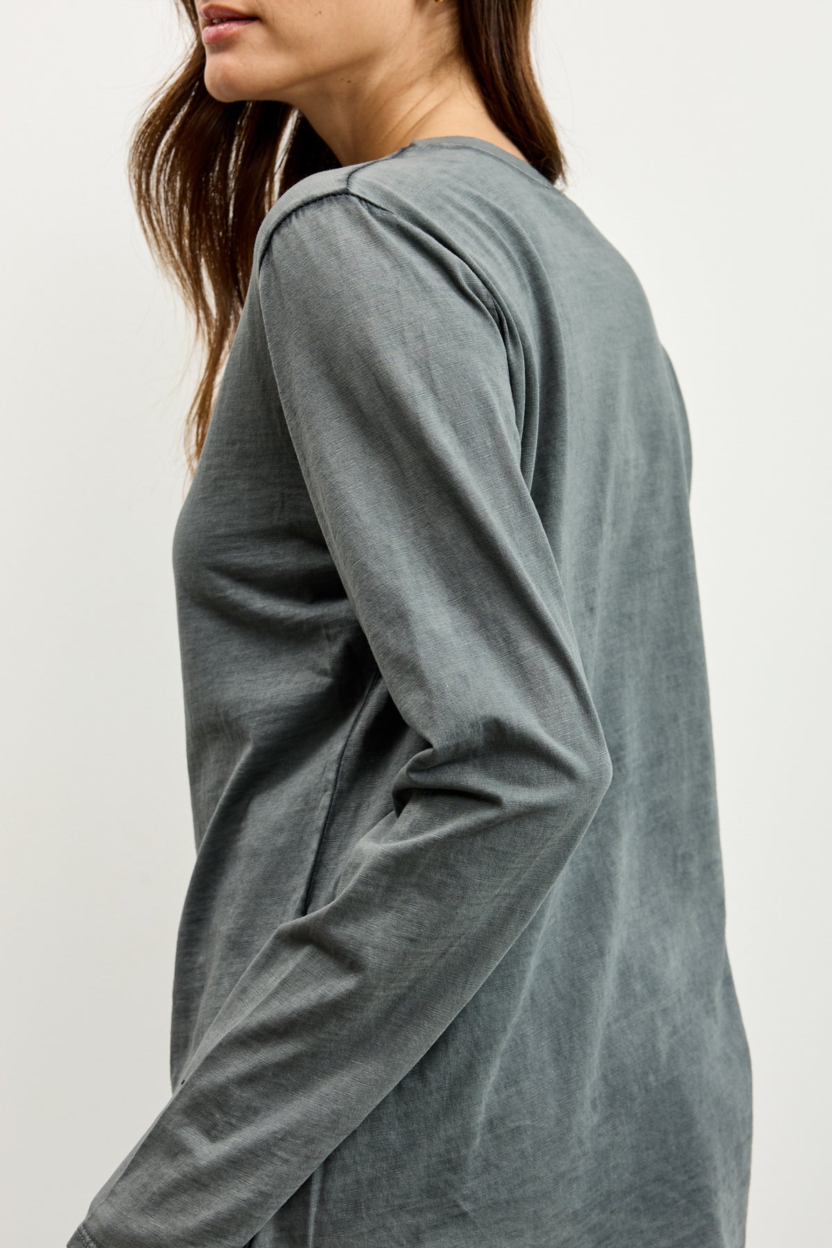 חולצת אלכס V שרוול ארוך אפור כהה