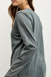 חולצת אלכס V שרוול ארוך אפור כהה