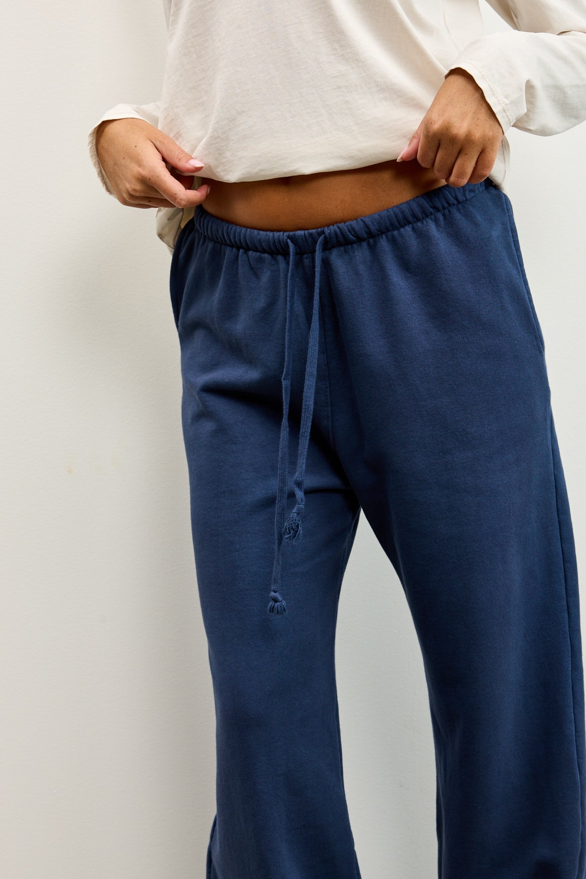 מכנסי טרנינג בייסיק בגזרה ישרה כחול