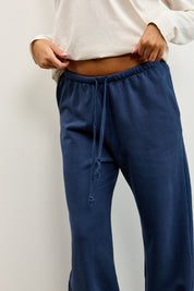 מכנסי טרנינג בייסיק בגזרה ישרה כחול