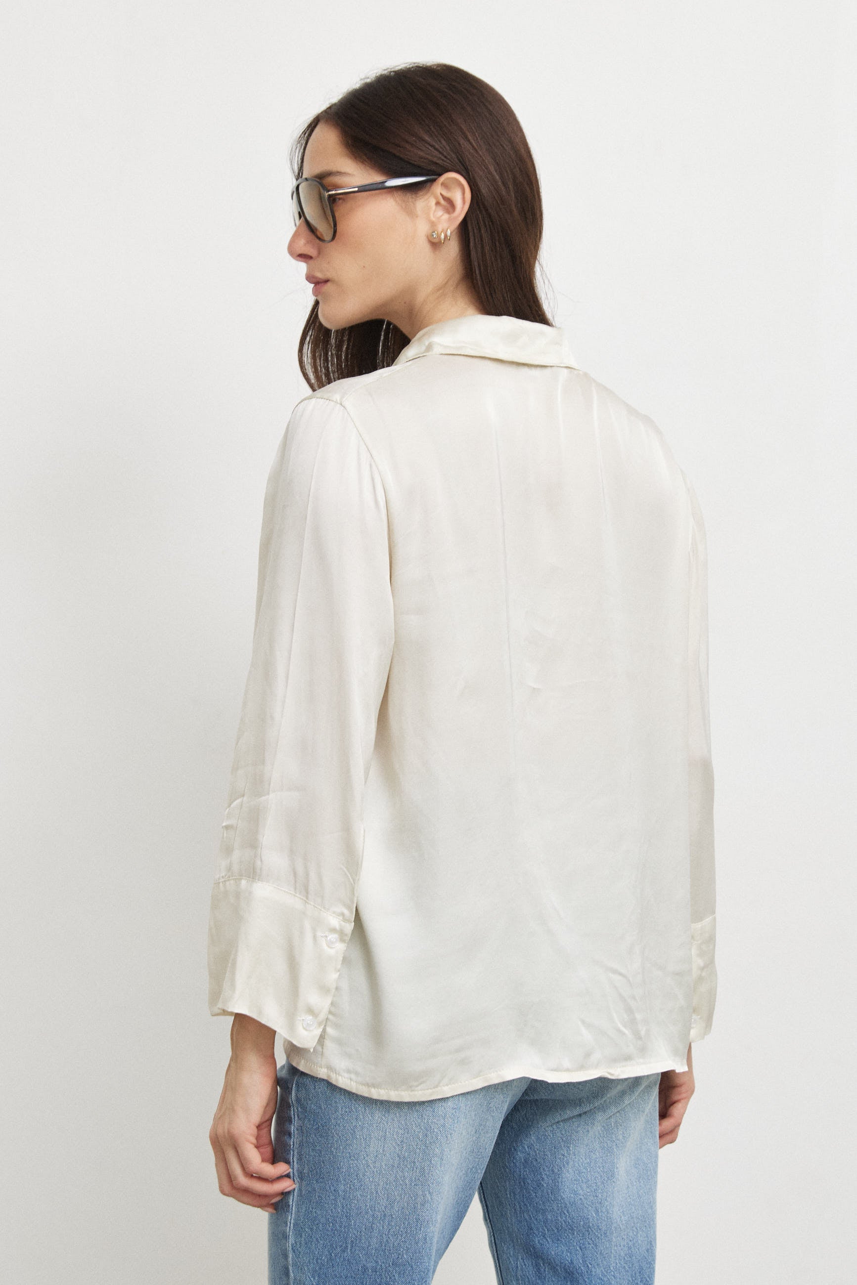 חולצת סאטן מכופתרת לורה בז