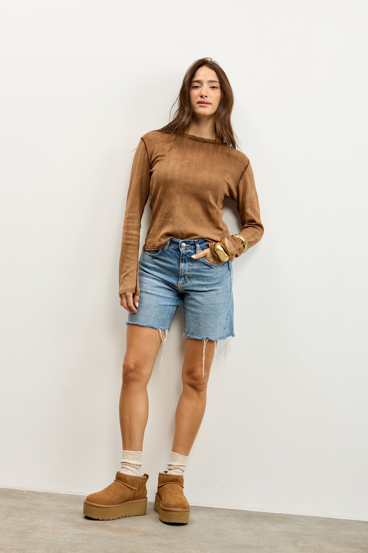 חולצת בייסיק ניקי בלה חום