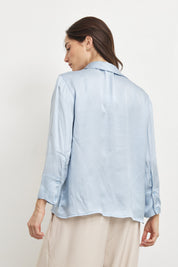 חולצת סאטן מכופתרת לורה תכלת