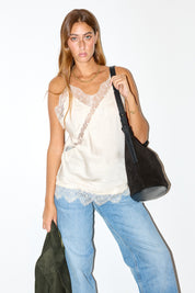 גופיית סאטן בשילוב תחרה שמנת