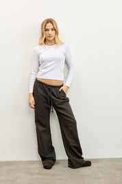 מכנסי טרנינג בייסיק בגזרה ישרה חום