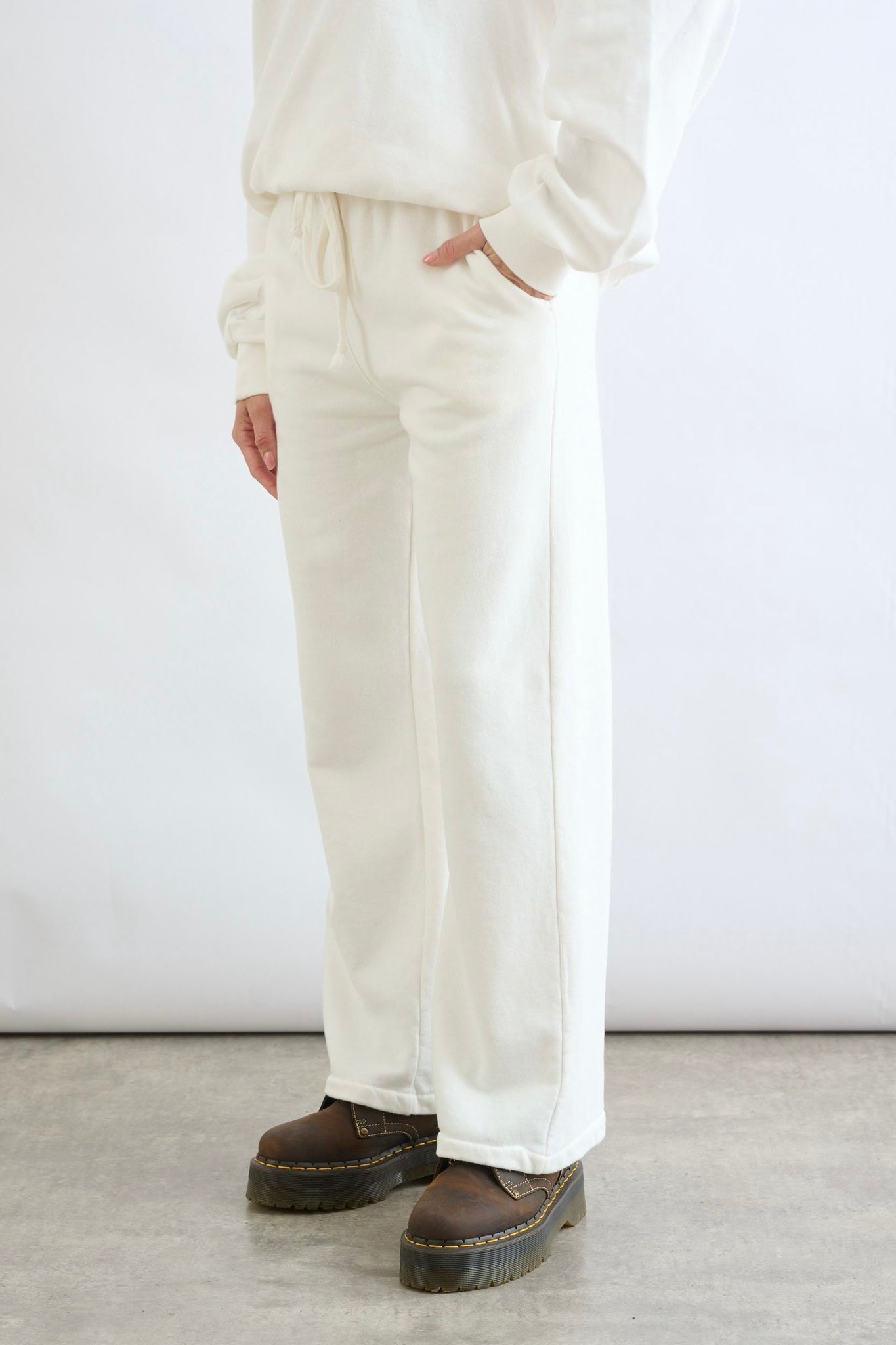 מכנסי טרנינג בייסיק בגזרה ישרה לבן