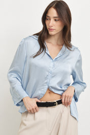 חולצת סאטן מכופתרת לורה תכלת