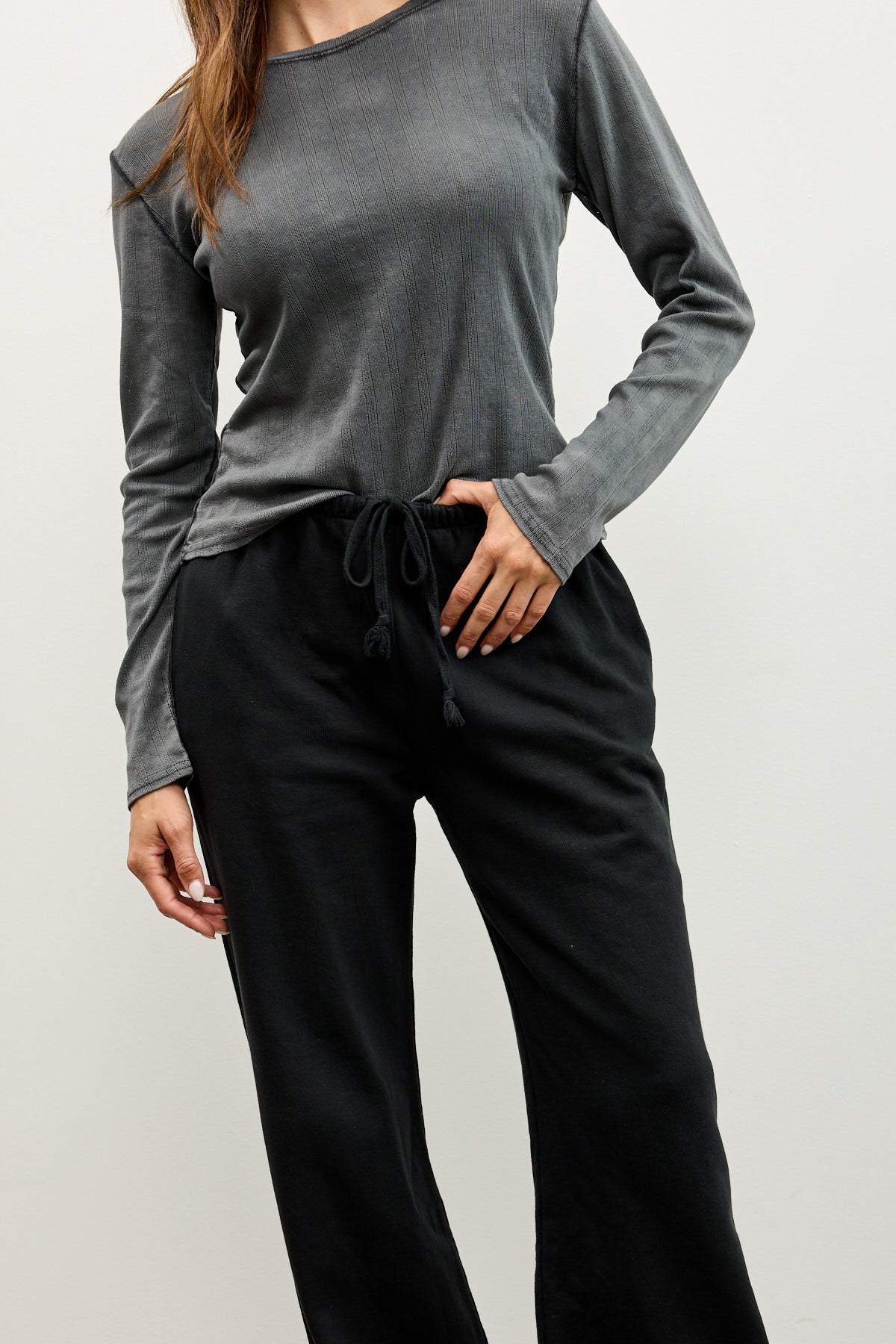 מכנסי טרנינג בייסיק בגזרה ישרה שחור