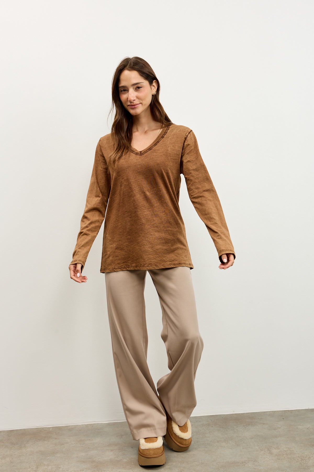 חולצת אלכס V שרוול ארוך חום