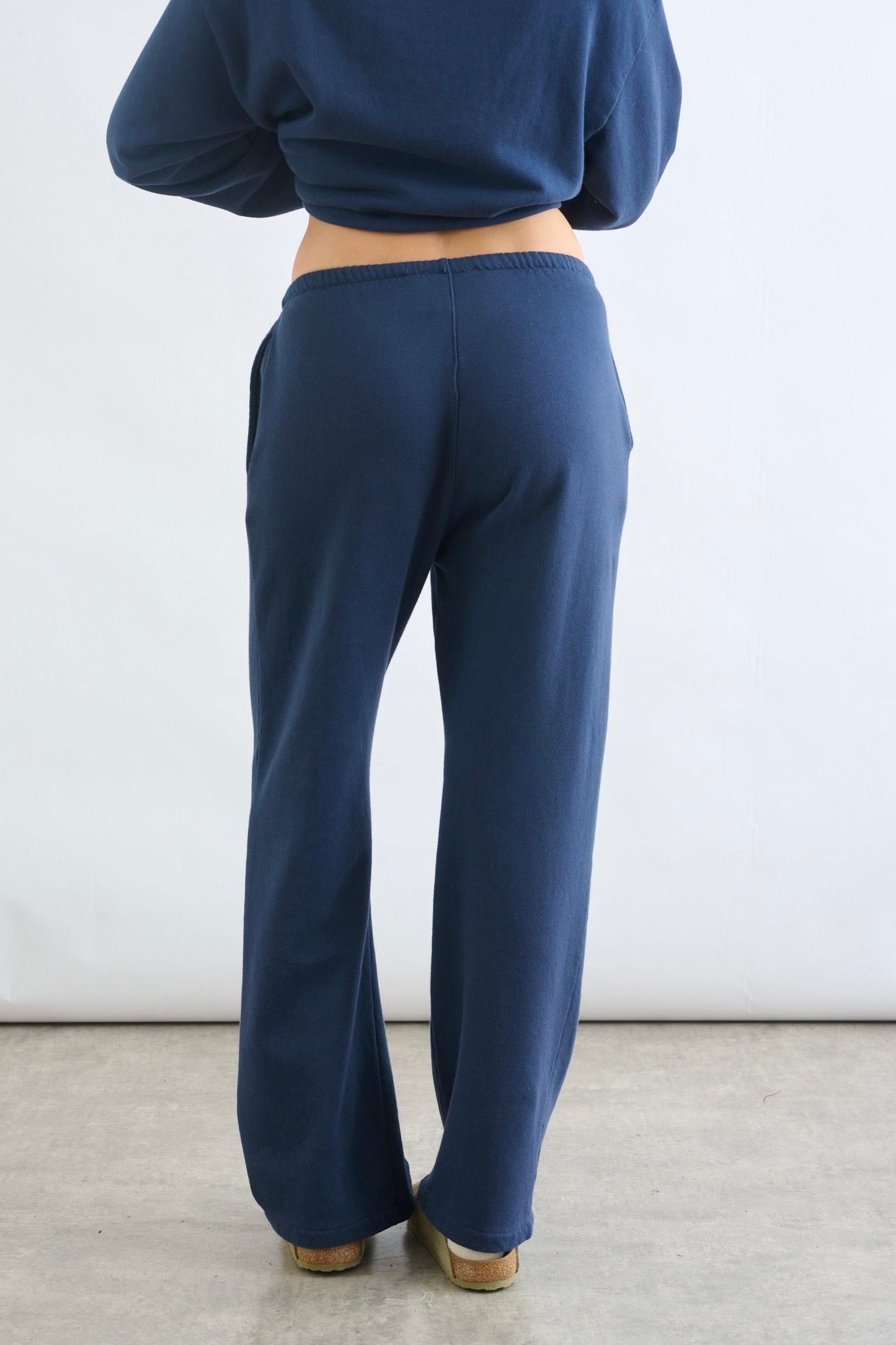 מכנסי טרנינג בייסיק בגזרה ישרה כחול