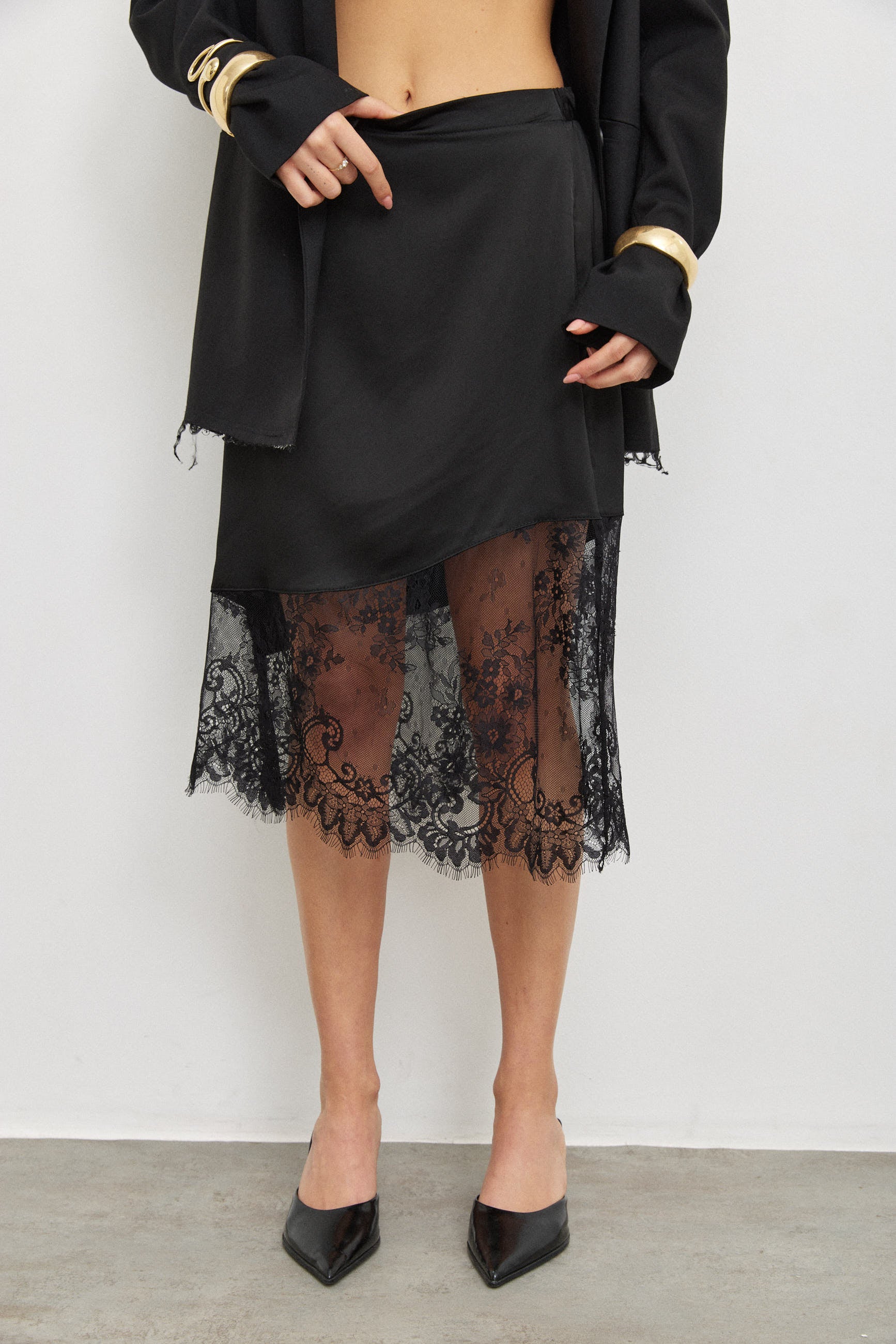 חצאית מידי בשילוב תחרה שחורה