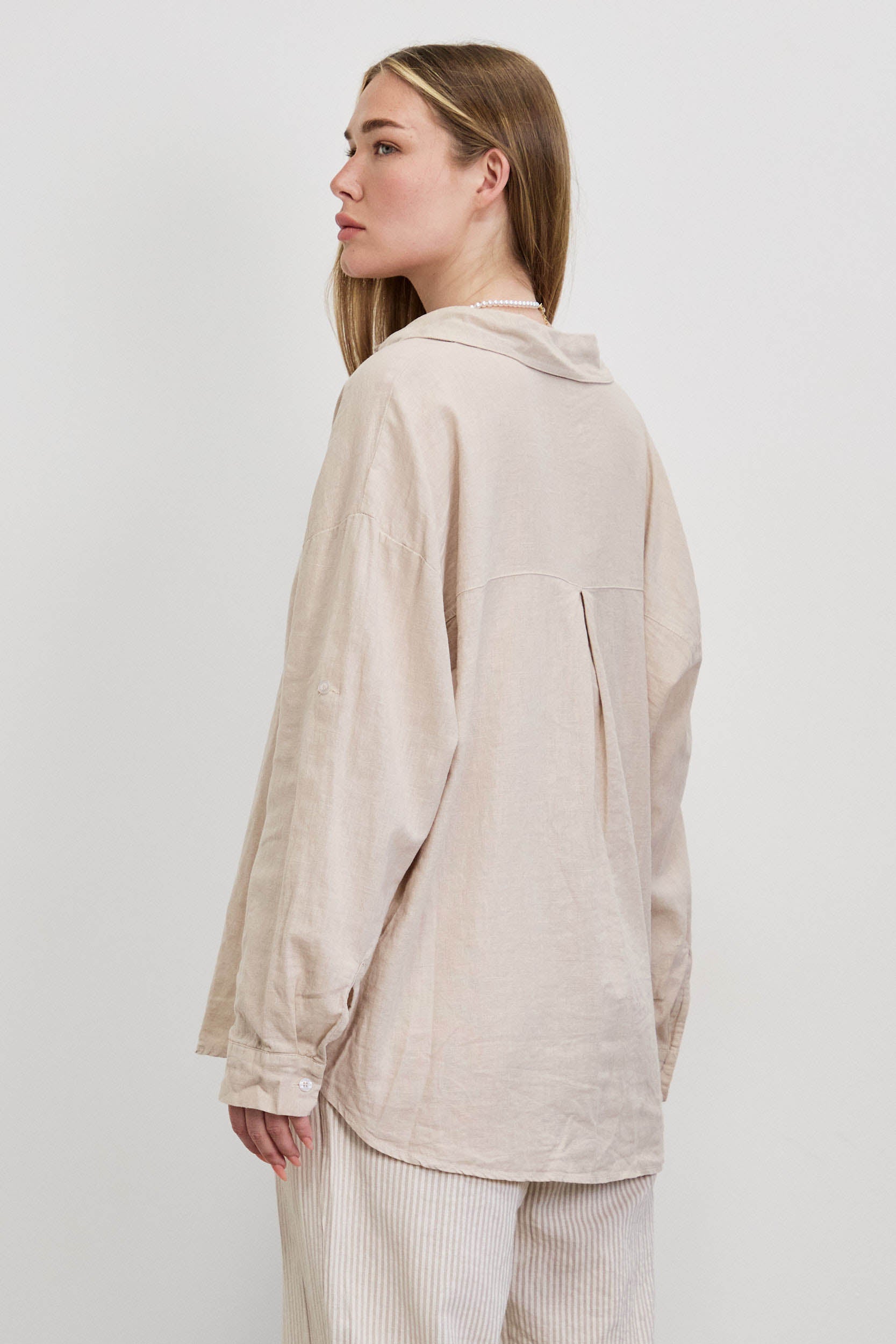 חולצת פשתן כותנה מכופתרת אוברסייז בז