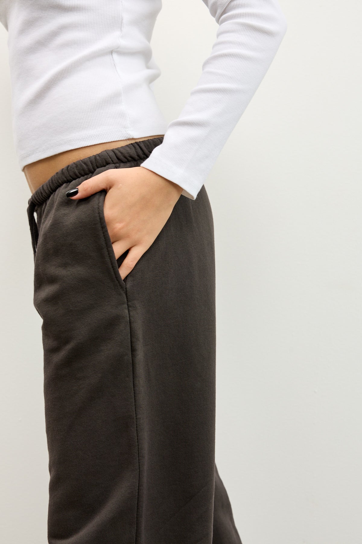 מכנסי טרנינג בייסיק בגזרה ישרה חום