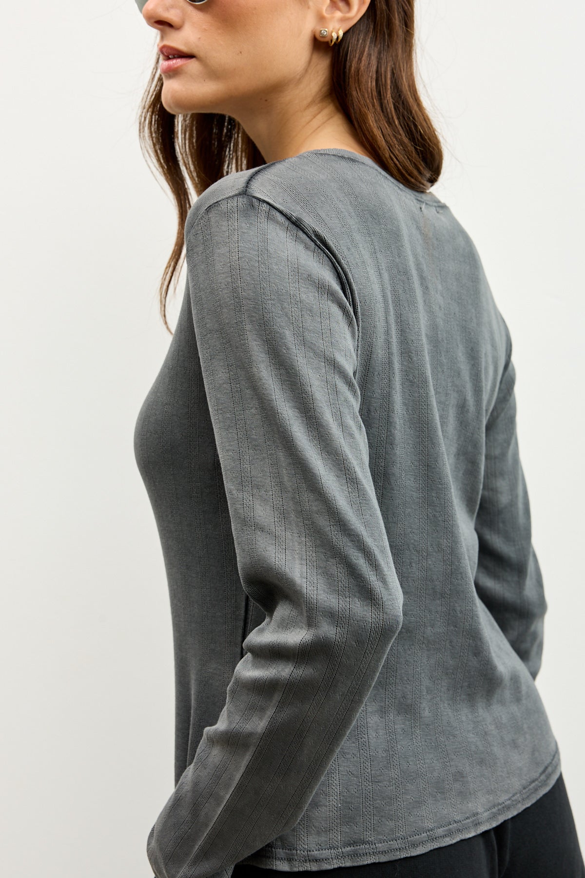 חולצת בייסיק ניקי בלה אפור כהה