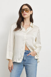 חולצת סאטן מכופתרת לורה בז