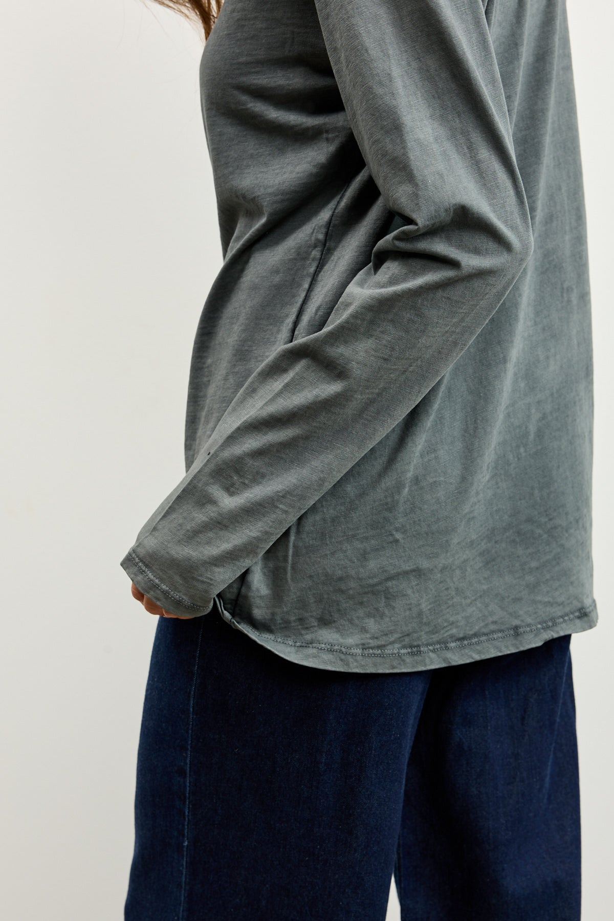 חולצת אלכס V שרוול ארוך אפור כהה