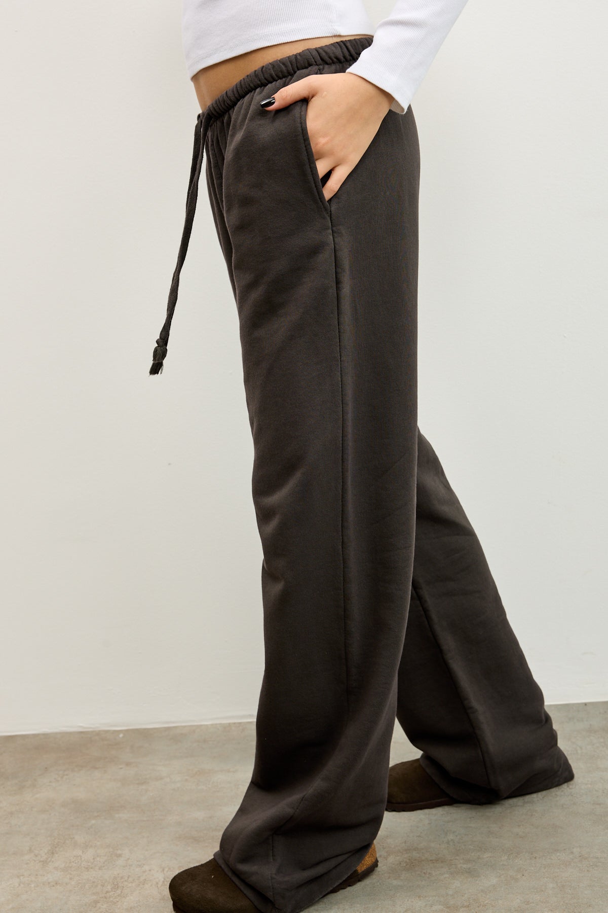 מכנסי טרנינג בייסיק בגזרה ישרה חום