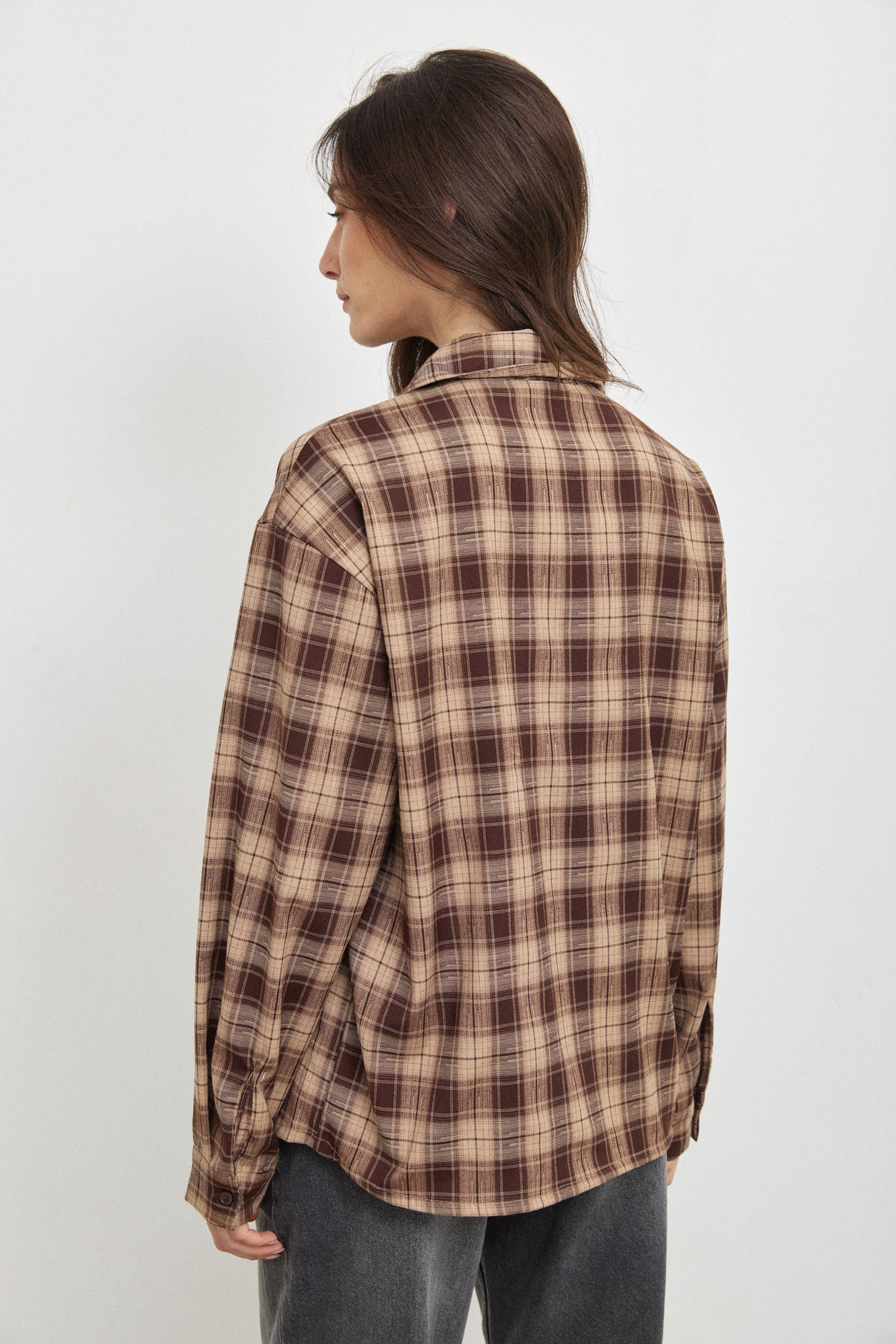 חולצה מכופתרת משובצת חום