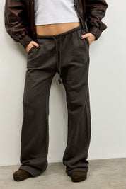 מכנסי טרנינג בייסיק בגזרה ישרה חום