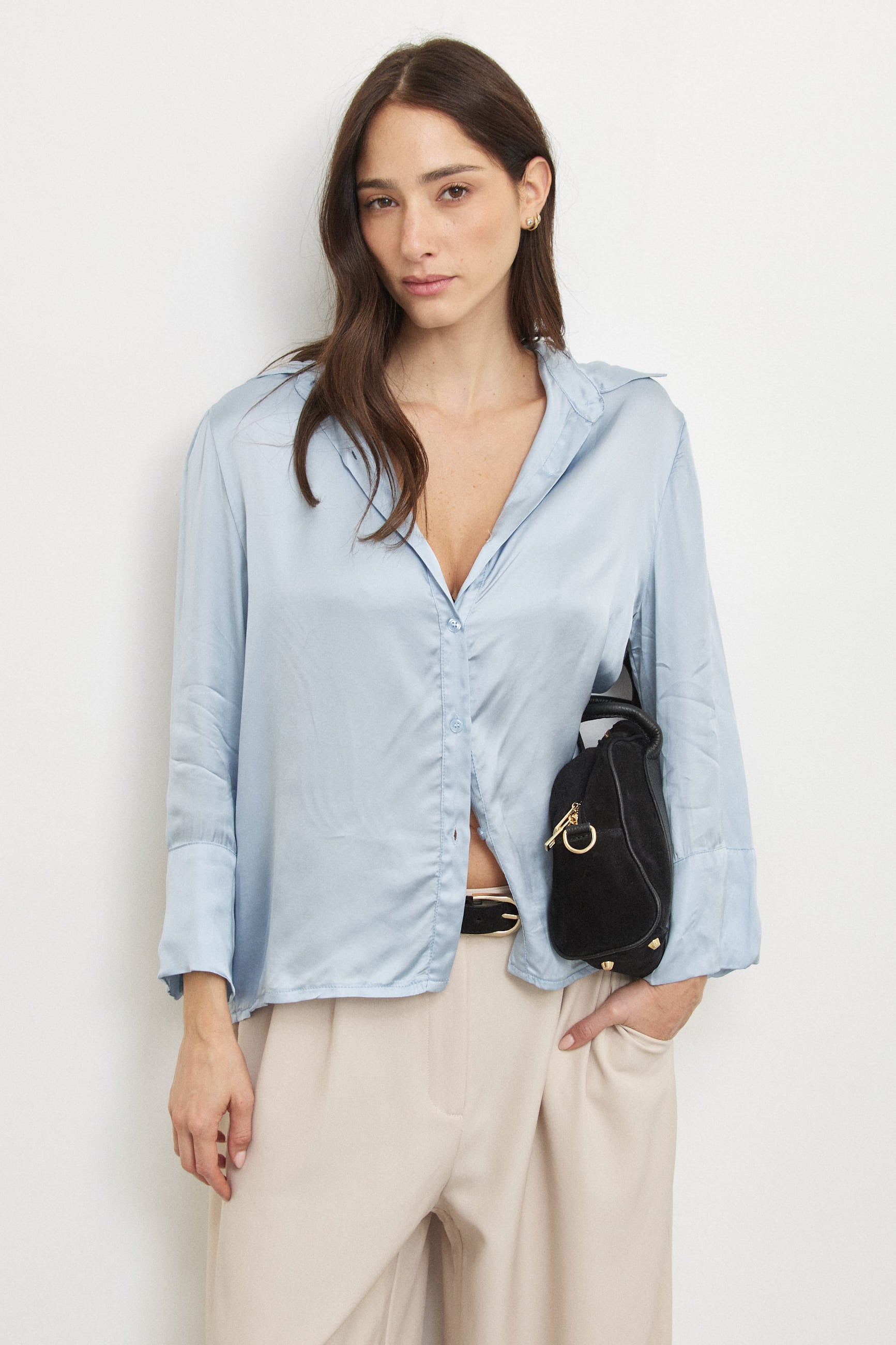 חולצת סאטן מכופתרת לורה תכלת