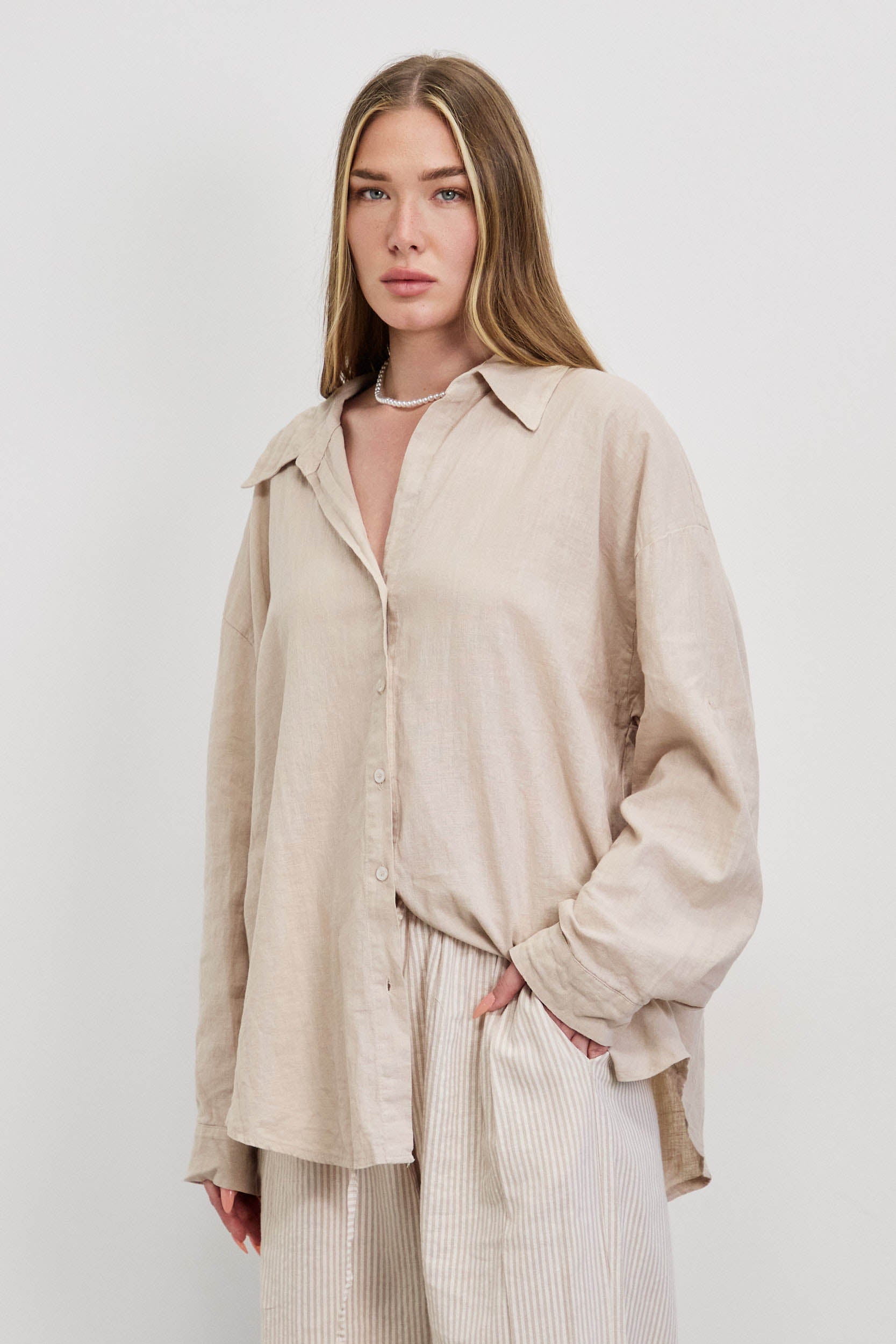 חולצת פשתן כותנה מכופתרת אוברסייז בז