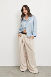 חולצת סאטן מכופתרת לורה תכלת