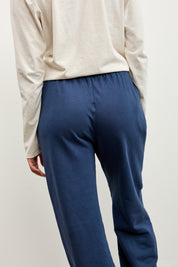 מכנסי טרנינג בייסיק בגזרה ישרה כחול