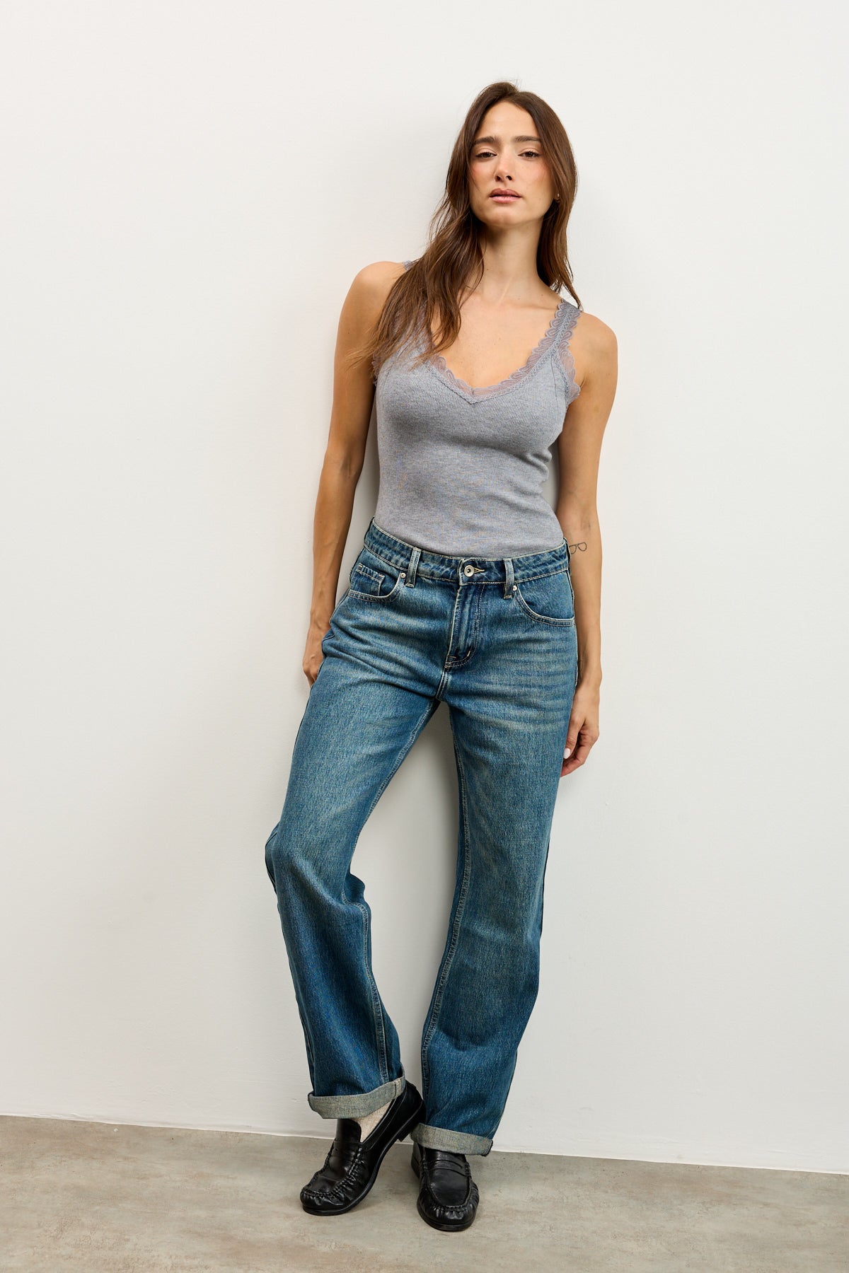 גופיית סריג וי עם תחרה אפורה