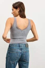 גופיית סריג וי עם תחרה אפורה