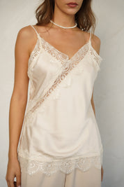 גופיית סאטן בשילוב תחרה שמנת