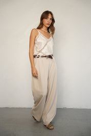 גופיית סאטן בשילוב תחרה שמנת