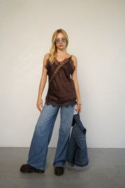 גופיית סאטן בשילוב תחרה חום