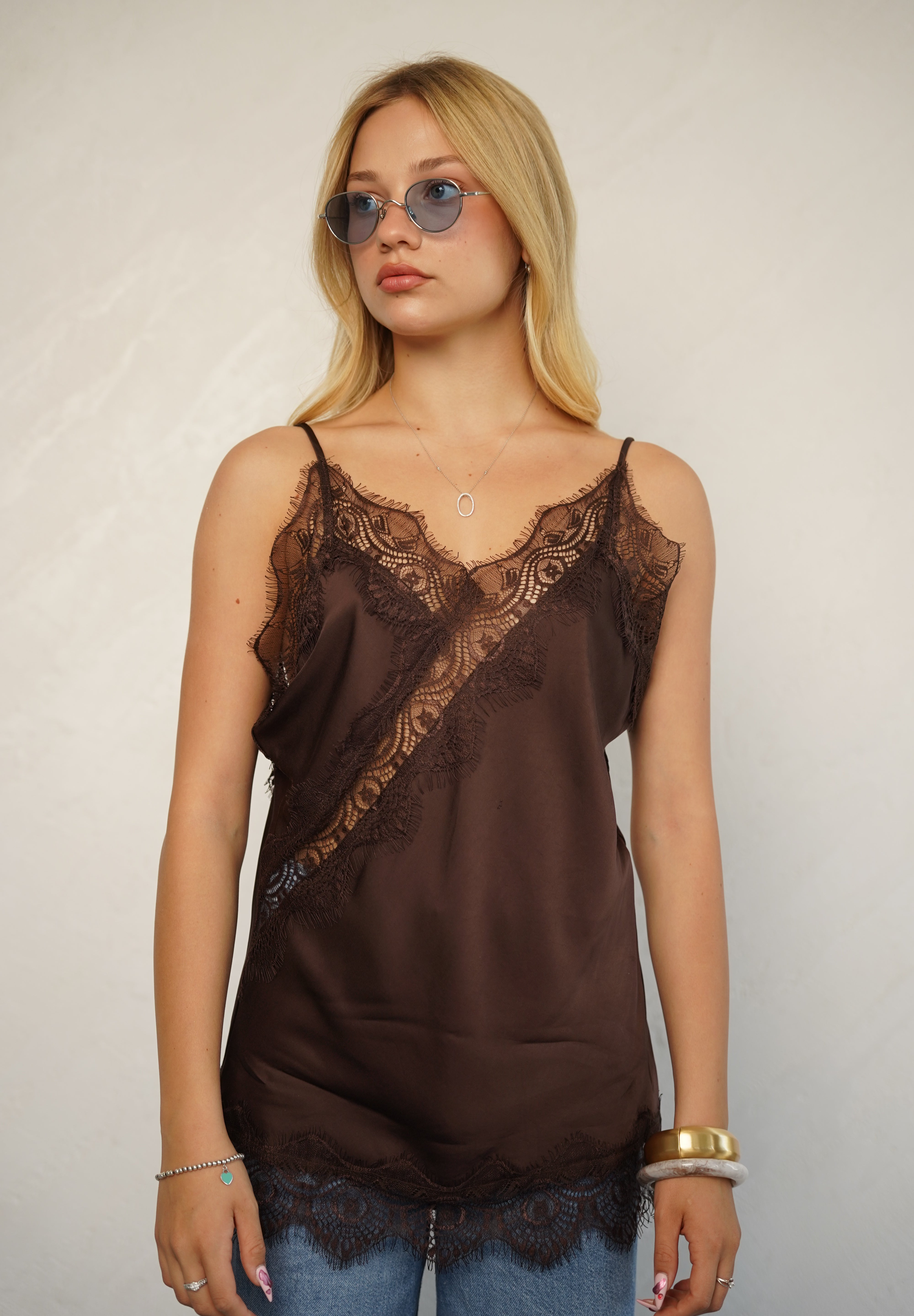 גופיית סאטן בשילוב תחרה חום