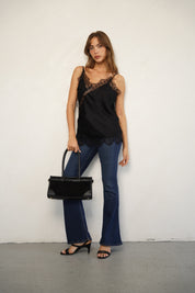 גופיית סאטן בשילוב תחרה שחורה