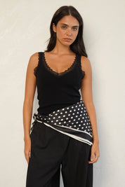 מטפחת נקודות שחורה