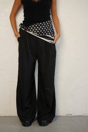 מטפחת נקודות שחורה