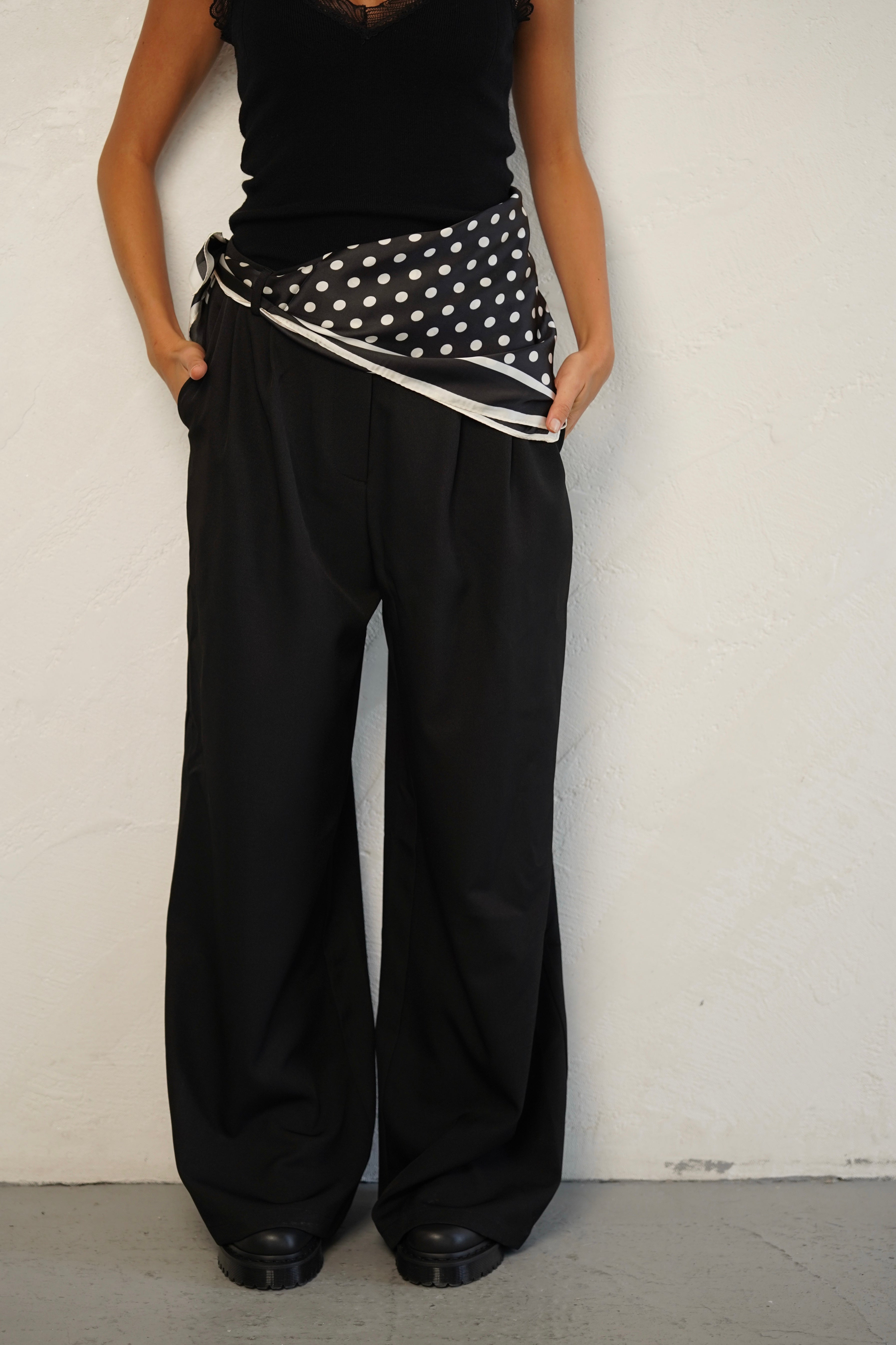 מטפחת נקודות שחורה