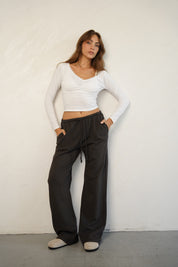 מכנסי טרנינג בייסיק בגזרה ישרה חום