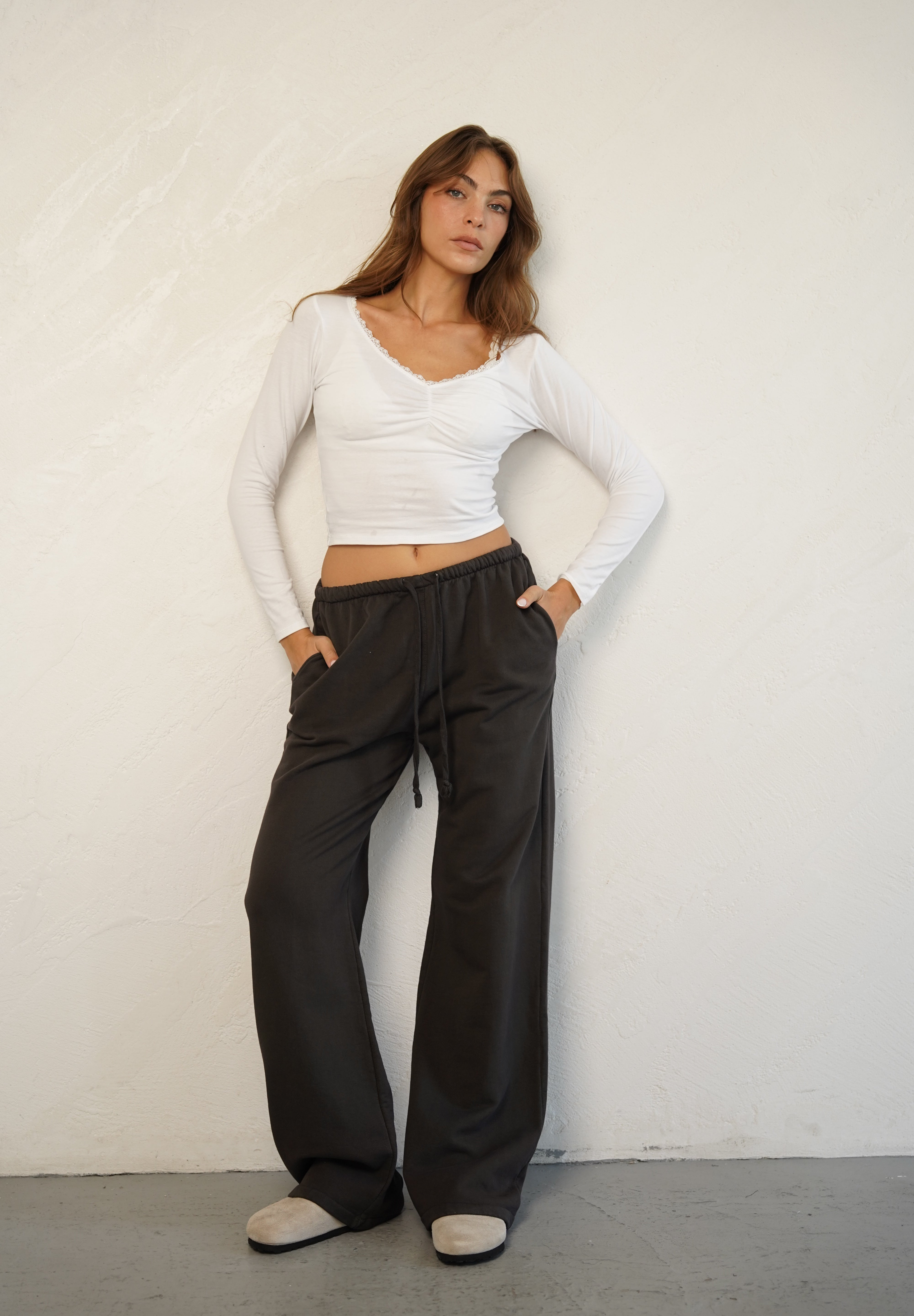 מכנסי טרנינג בייסיק בגזרה ישרה חום