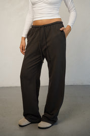 מכנסי טרנינג בייסיק בגזרה ישרה חום