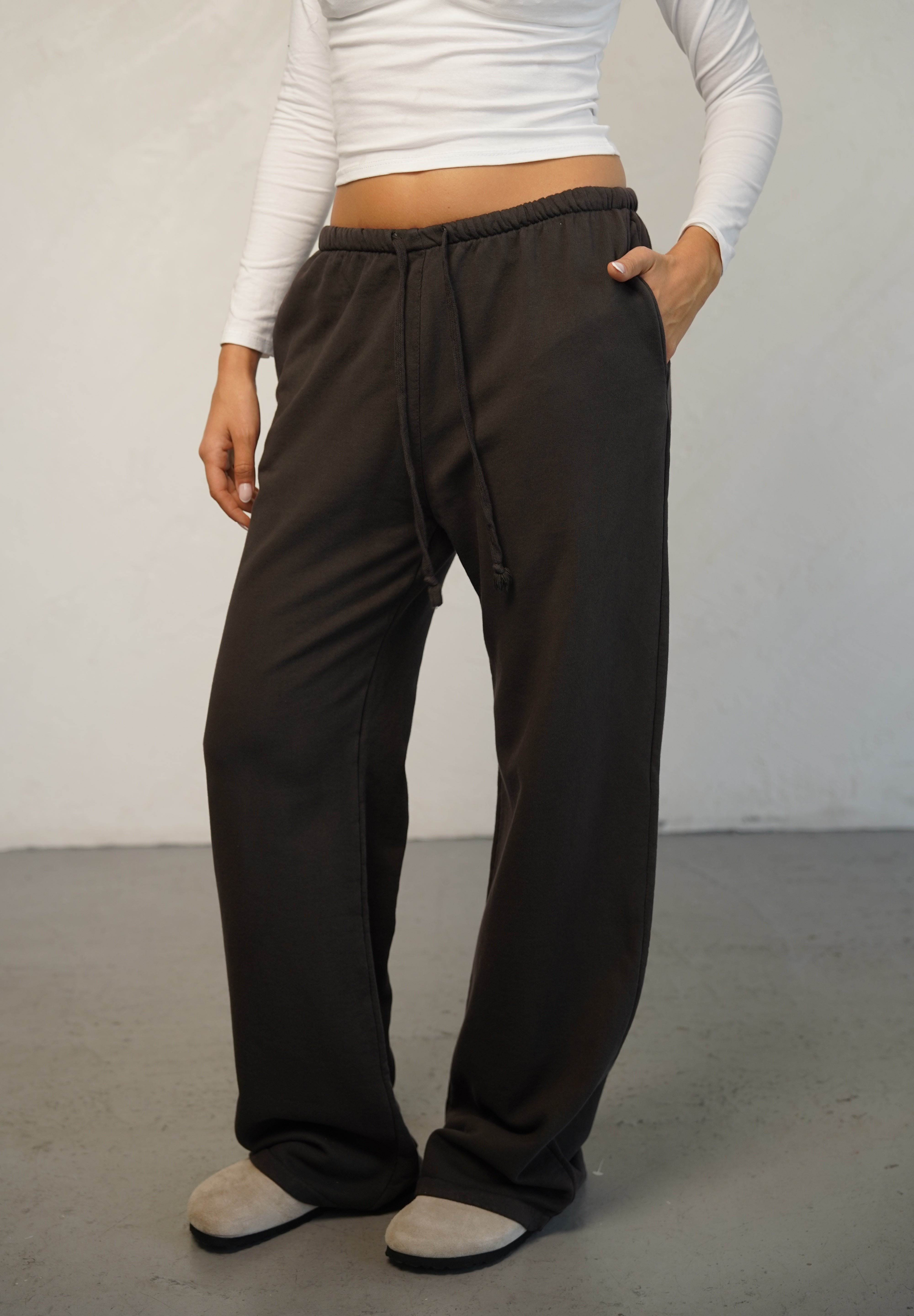 מכנסי טרנינג בייסיק בגזרה ישרה חום