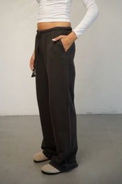 מכנסי טרנינג בייסיק בגזרה ישרה חום