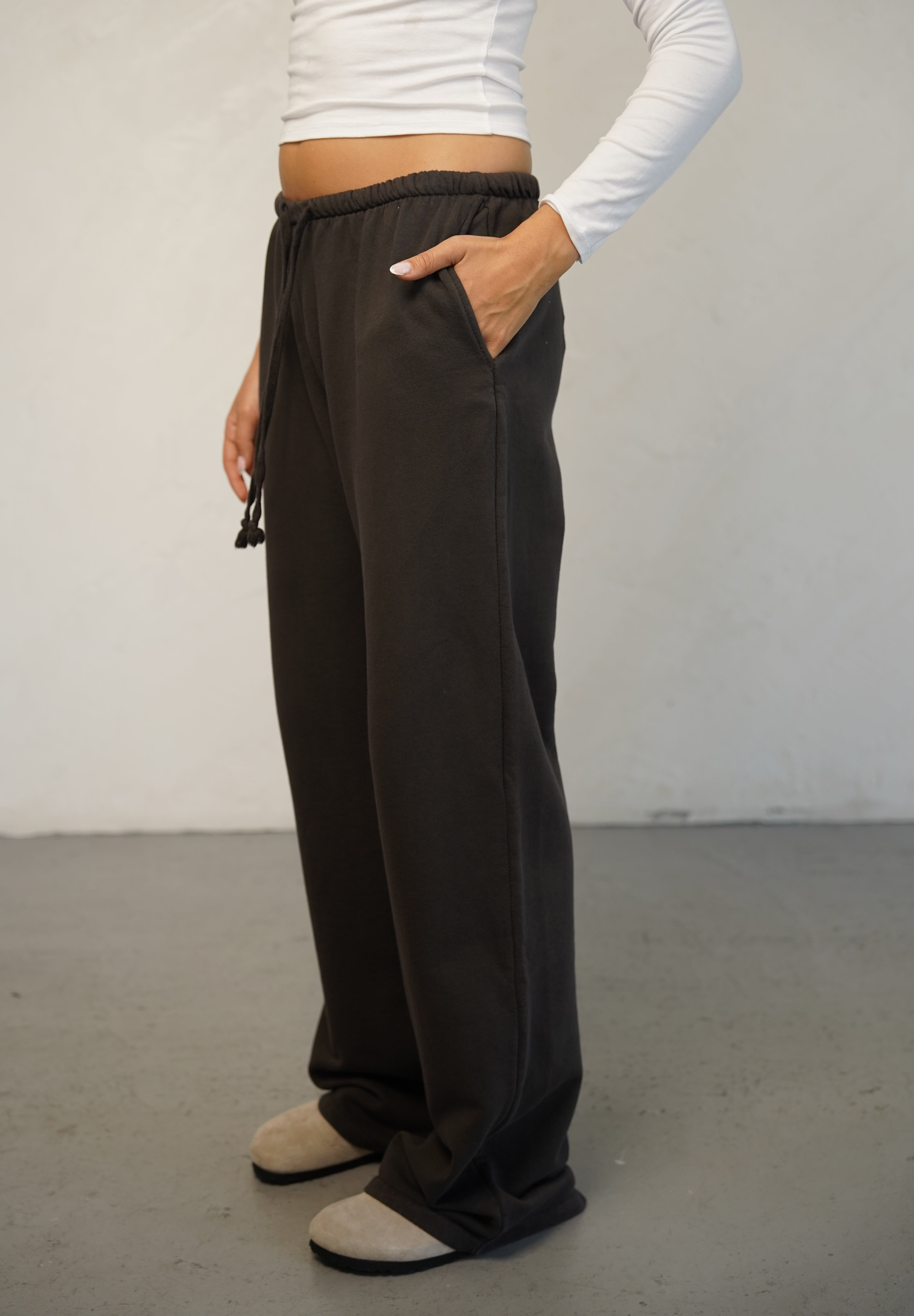 מכנסי טרנינג בייסיק בגזרה ישרה חום