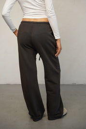 מכנסי טרנינג בייסיק בגזרה ישרה חום